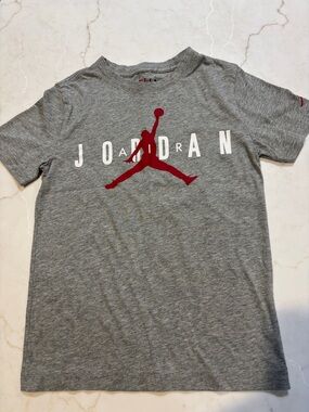 Air Jordan Boy’s Size S (8-10 yrs) Short Sleeve Tee in Grey with Red Jumpman EUC